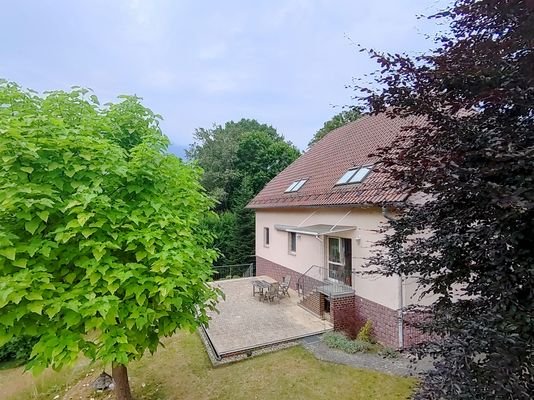 Ansicht Wohnhaus mit Terrasse 