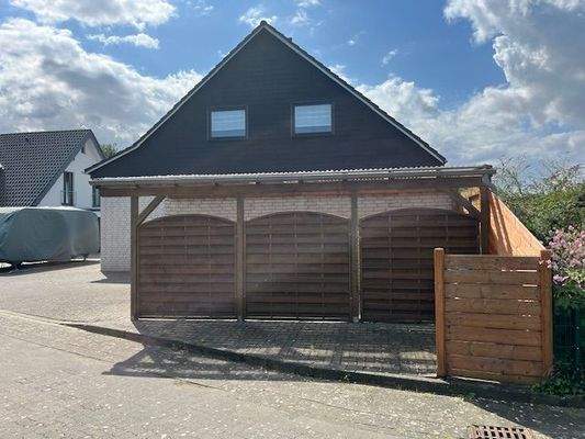 Zusätzliches Carport direkt neben der Garage