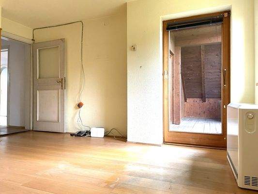 22 Arbeiten oder Kind mit Austritt auf den Balkon.JPEG