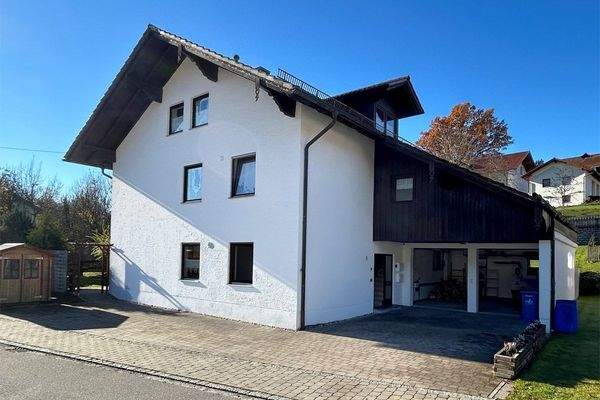 Zufahrt mit Doppelgarage