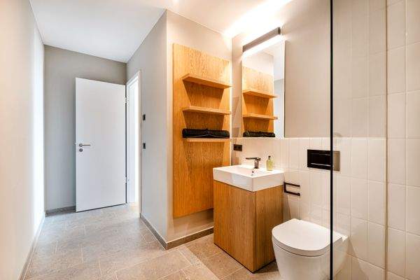 Geräumiges Duschbad