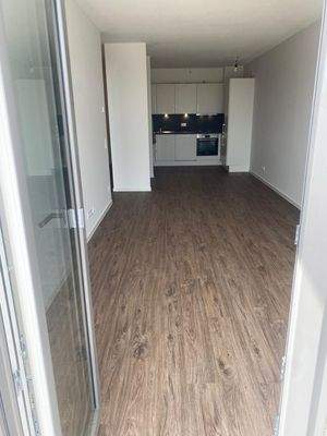 IWohnzimmer mit offener Küche