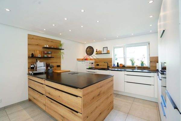 hochwertige Einbauküche mit Glasfronten und Dektonarbeitsplatte 