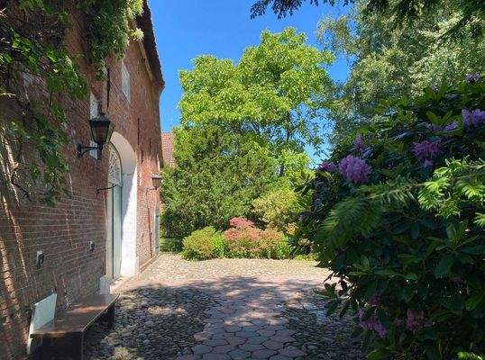 Fläche vor dem Haus mit Tor