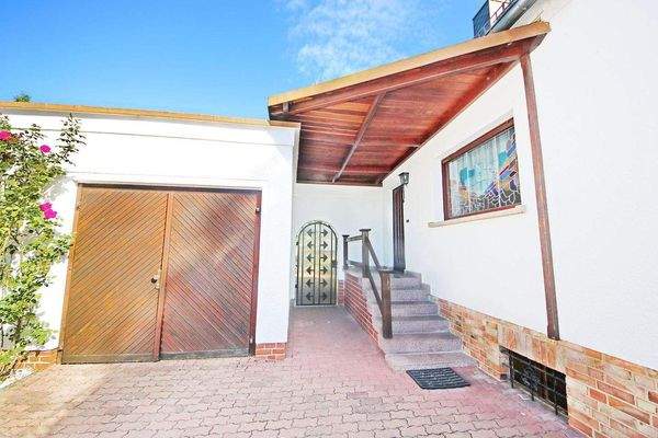 Blick auf den Hauseingang und die Garage