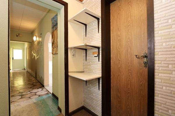 und einer weiteren Abstellkammer