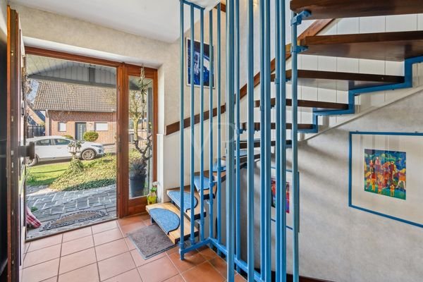 Eingangsbereich und Treppe in die Dachgeschosswohnung