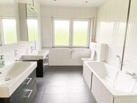 ... mit Wanne und Dusche