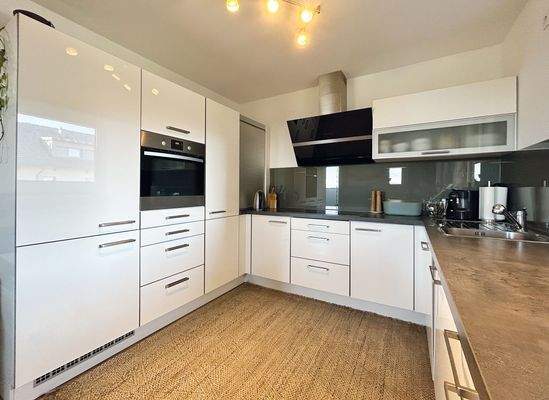 moderne und großzügige Küche mit ausreichend Stauraum