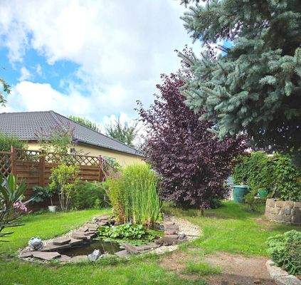 Blick in Garten mit kleiner Teichanlage.jpg