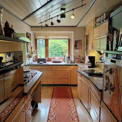 Moderne Küche mit Ausblick