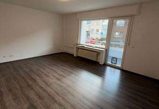 Leeres Wohnzimmer mit Fenster