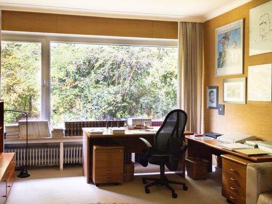 Arbeitszimmer mit Blick ins Grüne