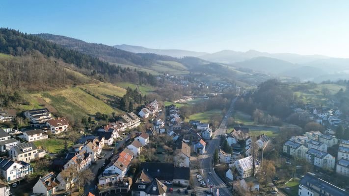 Blick über Merzhausen in Richtung des Schwarzwaldes