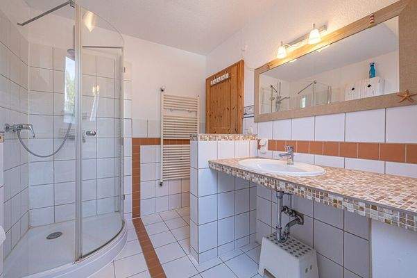 Mit Badewanne und Dusche