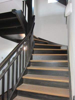 hochwertig sanierte Holztreppe