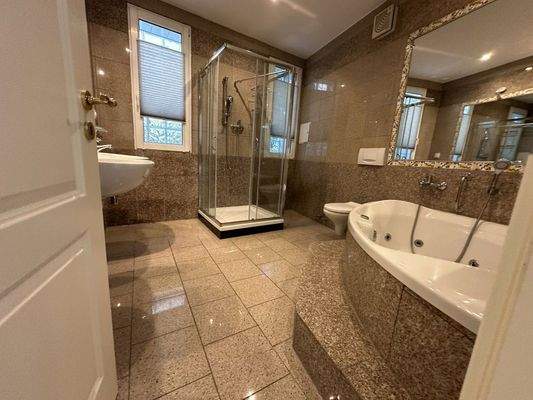 Bad mit Whirlpool + Bidet