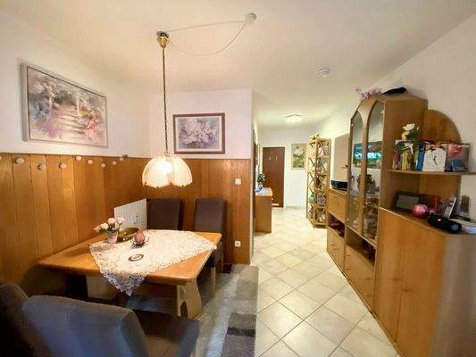 4) Esszimmerbereich, Flur