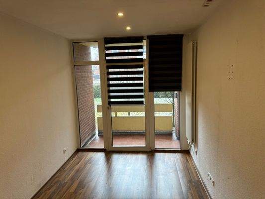 Wohnzimmer mit Balkon