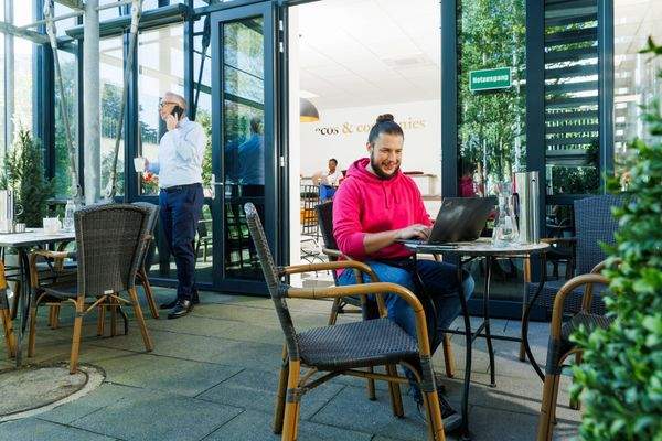 Auf der Gartenterrasse arbeiten, Pause machen ...