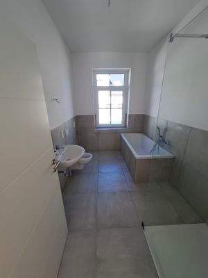 Badezimmer mit großem Fenster