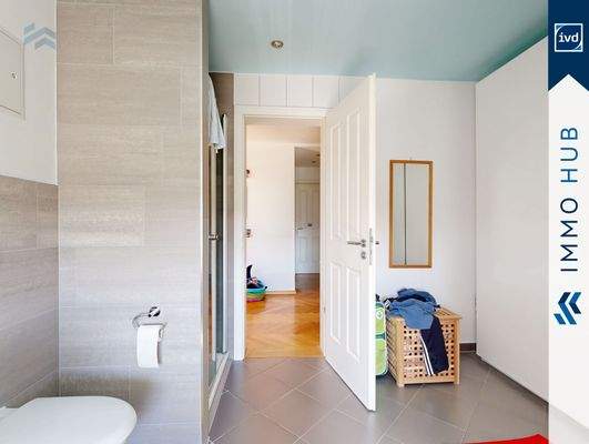 Bad mit Einbauschrank (2)