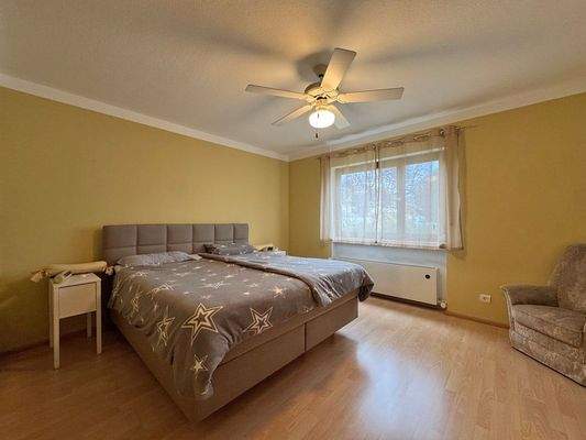 Helles, großzügiges Schlafzimmer