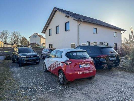 Parkplätze auf dem Grundstück