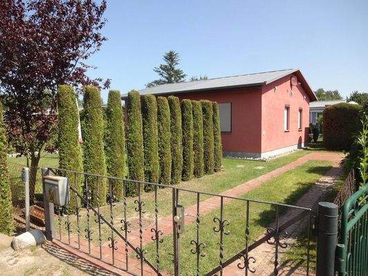 Einfahrt mit zwei Stellplätz