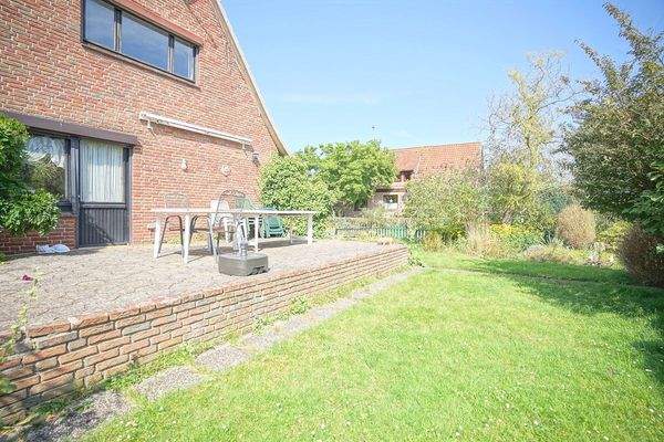 Rückansicht mit Terrasse