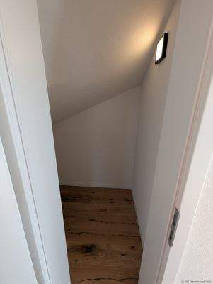 Abstellmöglichkeit unter der Treppe