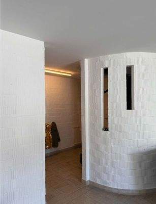 Blick vom Wohnzimmer in die Diele und Wendeltreppenaufgang.jpg