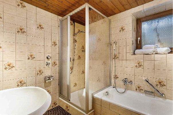 Bad mit Wanne und Dusche