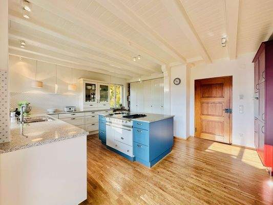 Küche mit Kochinsel 