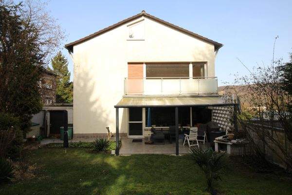 GARTENSEITIGER BLICK AUFS HAUS