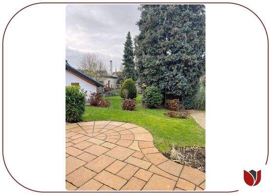 Blick über die Terrasse in den Garten