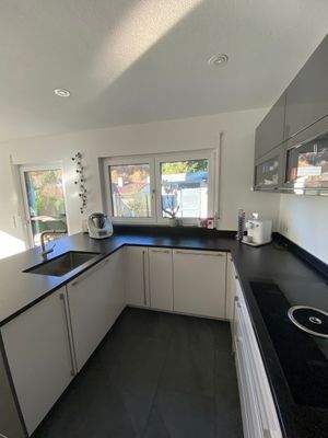 Moderne Küche mit Geräten