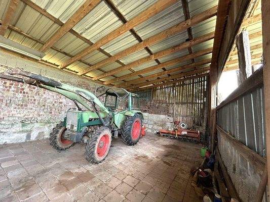 hier der Geräteschuppen direkt an den Weideflächen