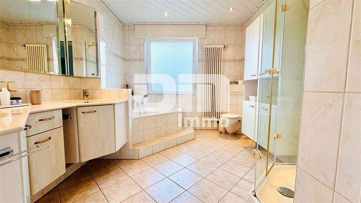 OG Badezimmer / Wanne / Dusche / Doppelwaschtisch