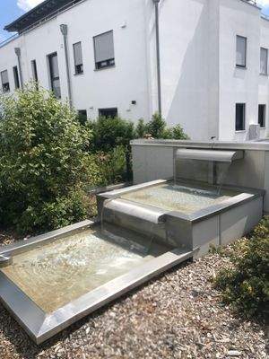 Außenanlagen mit Wasserfall