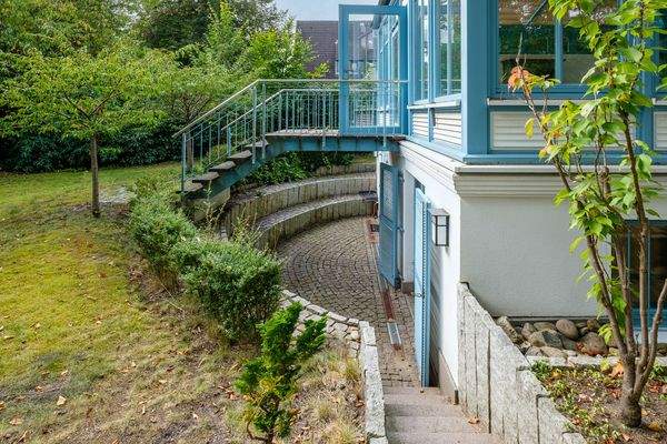 Zweigeschossiger Atelieranbau mit Souterrainflächen und Zugang zum Südgarten