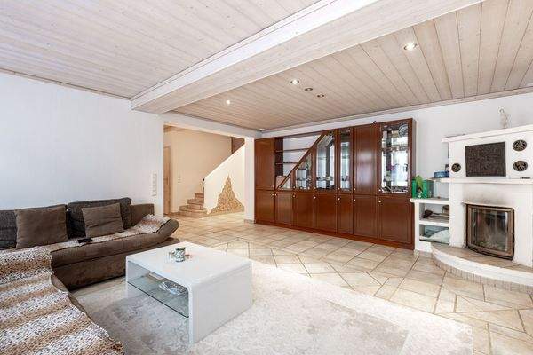 Großes Wohnzimmer mit Kamin