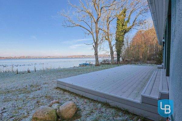 Große Terrasse mit Blick auf den See