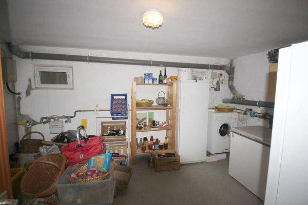 Vorrats- u. Heizungsraum mit WM u. Versorgungsleitungen