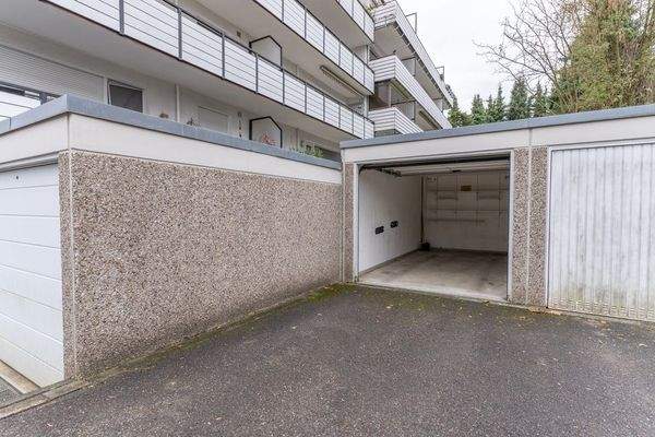 Die Garage direkt hinter dem Haus