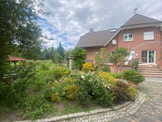 Gartenansicht großes Haus