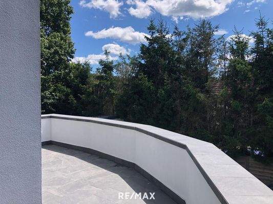 Großzügige Terrasse im OG