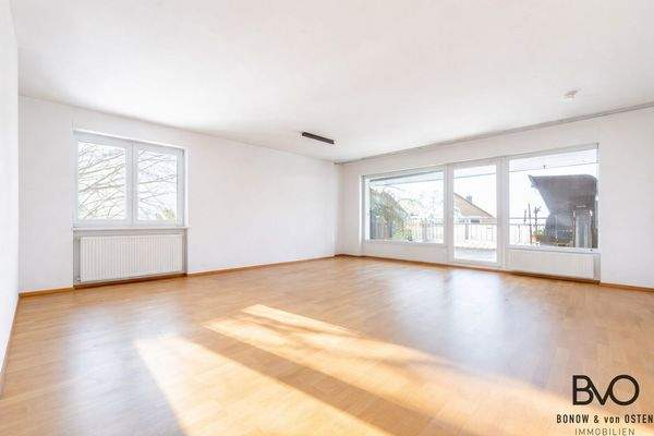 Wohnzimmer mit Zutritt auf die Dachterrasse