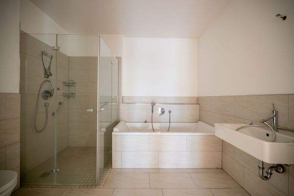 Großes Badezimmer mit ebenerdiger breiter Dusche