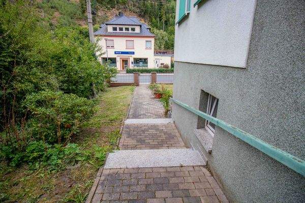 Weg zum Haupteingang